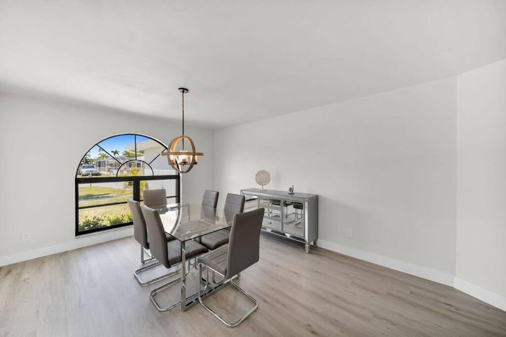 Luxury Waterfront Haven In Cape Coral - Dog-Friendly Escape With Private Pool Villa Exteriör bild