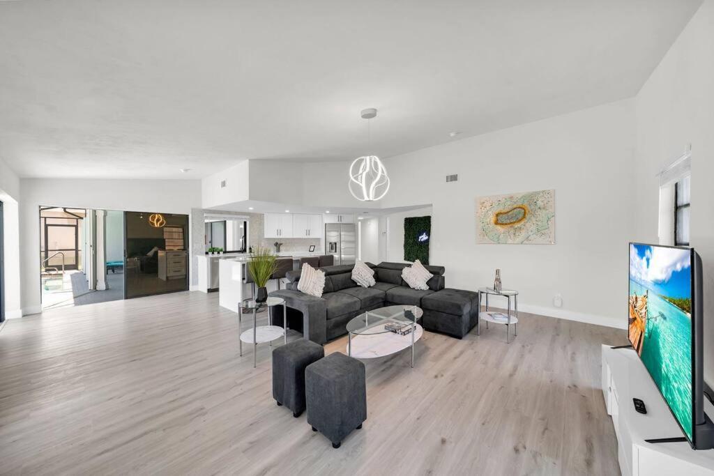Luxury Waterfront Haven In Cape Coral - Dog-Friendly Escape With Private Pool Villa Exteriör bild
