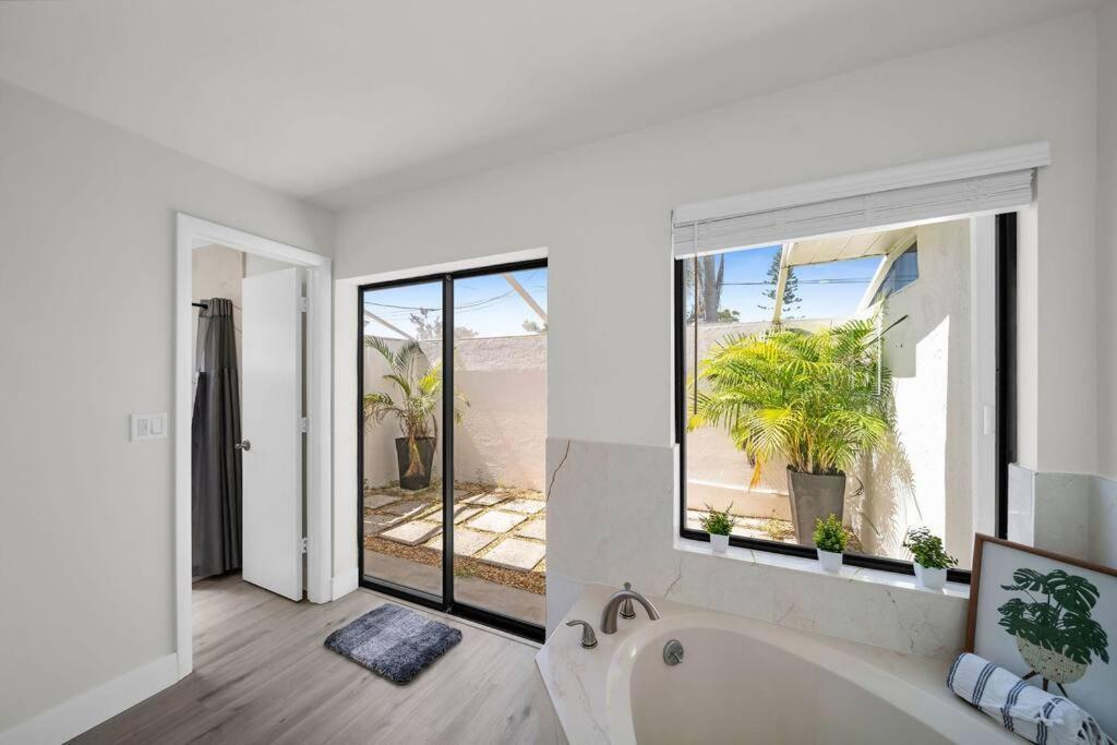 Luxury Waterfront Haven In Cape Coral - Dog-Friendly Escape With Private Pool Villa Exteriör bild