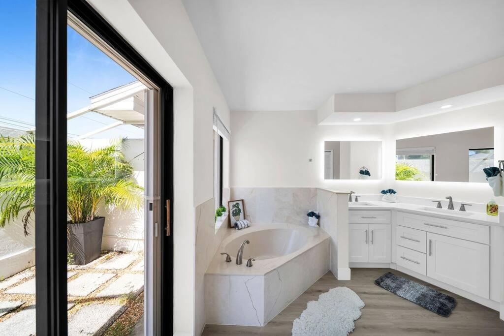 Luxury Waterfront Haven In Cape Coral - Dog-Friendly Escape With Private Pool Villa Exteriör bild